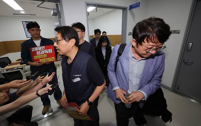 서승욱 카카오 노조 지회장과 사측 관계자들이 지난 27일 경기 수원시 경기지방노동위원회에서 열린 카카오 노사 2차 조정 회의에 참석, 조정회의실로 들어가고 있다. 연합뉴스