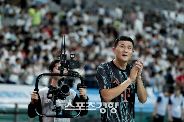 바이에른 뮌헨 김민재가 2024년 8월 서울월드컵 경기장에서 열린 토트넘과의 친선경기를 마친 뒤 팬들에게 인사하고 있다.  문재원 기자