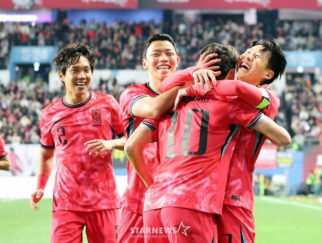 대한민국 축구 국가대표팀 주장 손흥민(오른쪽)이 지난해 11월 대전월드컵경기장에서 열린 볼리비아전에서 골을 터뜨린 뒤 골 세리머니를 하고 있다. /사진=강영조 선임기자