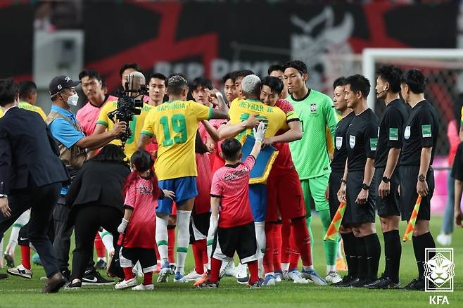 지난 2022년 6월 평가전 당시 네이마르와 포옹하고 있는 손흥민. /사진=대한축구협회 제공