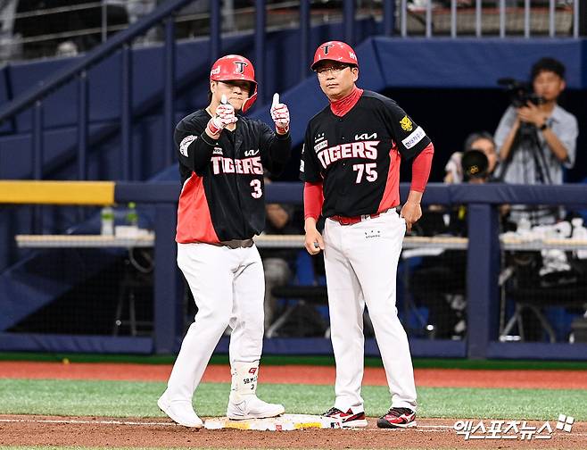 28일 오후 서울 구로구 고척스카이돔에서 열린 '2026 신한 SOL Bank KBO리그' KIA 타이거즈와 키움 히어로즈의 경기, 5회초 2사 2루 KIA 김선빈이 안타를 날리고 세리머니를 하고 있다. 고척, 고아라 기자