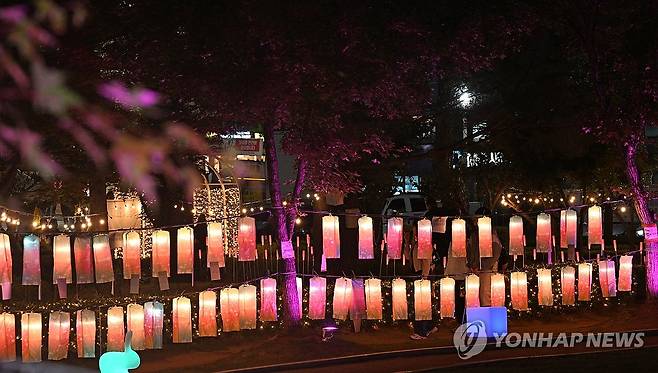 단오등으로 환하게 빛나는 강릉단오장 [연합뉴스 자료사진]
