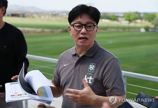 고지대 적응 관련 인터뷰하는 대표팀 수석주치의 (헤리먼[미국 유타주]=연합뉴스) 신준희 기자 = 27일(현지시간) 오후 미국 유타주 헤리먼에 위치한 자이언스뱅크 트레이닝센터에서 축구 국가대표팀 송준섭 수석주치의가 고지대 적응 관련 인터뷰를 하고 있다. 2026.5.28 hama@yna.co.kr