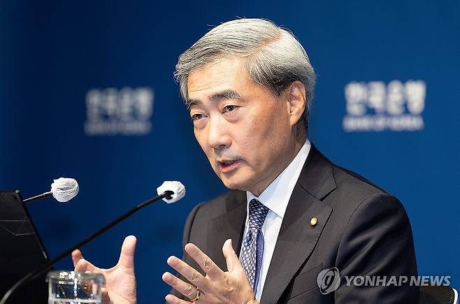 신현송 한은 총재, 통화정책방향 기자간담회 (서울=연합뉴스) 신현송 한국은행 총재가 28일 서울 중구 한국은행 본관에서 열린 통화정책방향 기자간담회에서 발언하고 있다. 2026.5.28 [사진공동취재단] photo@yna.co.kr