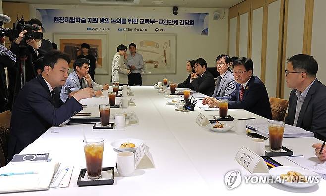 학교 현장체험학습 논의 위해 교원단체 만난 최교진 장관 (서울=연합뉴스) 류영석 기자 = 최교진 교육부 장관이 21일 서울 중구 컨퍼런스하우스 달개비에서 열린 현장체험학습 지원 방안 논의를 위한 교원단체 간담회에서 인사말을 하고 있다. 2026.5.21 ondol@yna.co.kr