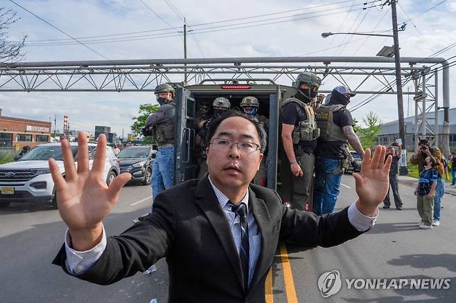 시위현장에서 자제를 촉구하는 앤디 김 미국 연방 상원의원 [로이터=연합뉴스 자료사진.재판매 및 DB 금지]