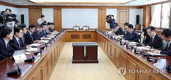 데이터 관계장관회의 주재하는 김민석 국무총리 (서울=연합뉴스) 안정원 기자 = 김민석 국무총리가 28일 오후 서울 종로구 정부서울청사에서 데이터 관계장관회의를 주재하고 있다. 2026.5.28 jeong@yna.co.kr