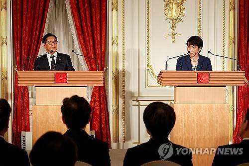28일 정상회담 후 공동기자회견 하는 일-필리핀 정상 [로이터=연합뉴스]
