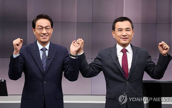손잡은 김진태·우상호 강원도지사 후보 [촬영 양지웅]