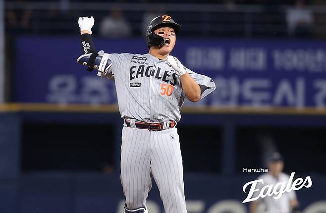 역전 2루타를 치고 환호하는 강백호 [한화 이글스 제공. 재판매 및 DB 금지]