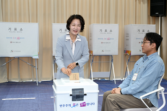 ▲ 추미애 더불어민주당 경기도지사 후보가 29일 오전 수원시 팔달구 인계동 행정복지센터 사전투표소에서 투표용지를 투표함에 넣고 있다. /전광현 기자 maggie@incheonilbo.com