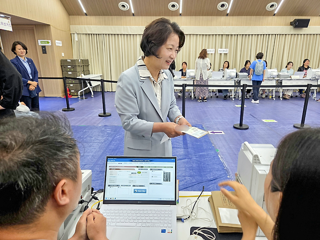 ▲ 추미애 더불어민주당 경기도지사 후보가 29일 오전 수원시 팔달구 인계동 행정복지센터 사전투표소에서 본인 확인 절차를 거치고 있다. /박다예 기자 pdyes@incheonilbo.com