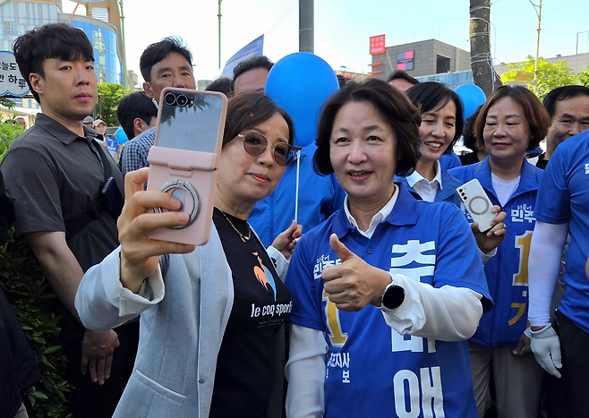 ▲ 추미애 더불어민주당 경기도지사 후보가 29일 포천시 소흘읍 송우사거리 유세를 마친 뒤 시민과 셀카를 촬영하고 있다. /박다예 기자 pdyes@incheonilbo.com