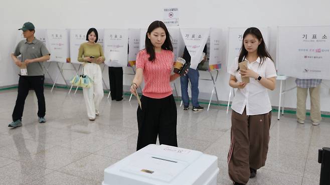 소중한 한 표 행사하는 시민들제9회 전국동시지방선거 사전투표 첫날인 29일 광주 북구 전남대학교에 마련된 용봉동 사전투표소에서 시민들이 투표를 하고 있다. /임문철 기자 35mm@namdonews.com
