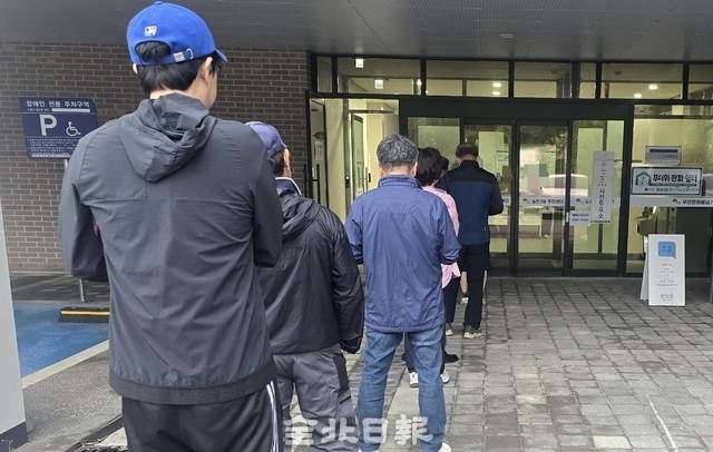 사전투표 첫날인 29일 송천3동 주민센터 사전투표소에서 유권자들이 대기하고 있다. /김문경 기자