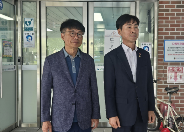 제9회 전국동시지방선거 사전투표 첫날인 29일 사회민주당 한창민 대표와 남원시의원 박형규 후보가 남원시 동충동에 마련된 사전투표소 앞에 서 있다./사진=박형규 선대위