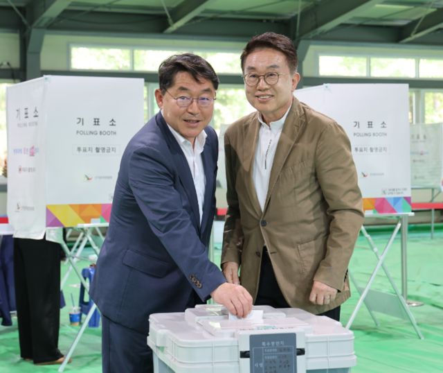 제9회 전국동시지방선거 사전투표 첫날인 29일 더불어민주당 박희승 국회의원과 양충모 남원시장 후보가 남원시 도통동 게이트볼장에 마련된 사전투표소에서 투표하고 있다./사진=양충모 선대위