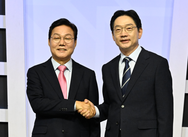 김경수 더불어민주당 경남도지사 후보와 박완수 국민의힘 경남도지사 후보가 지난 18일 MBC경남에서 후보자 토론에 앞서 기념촬영을 하고 있다. /김구연 기자