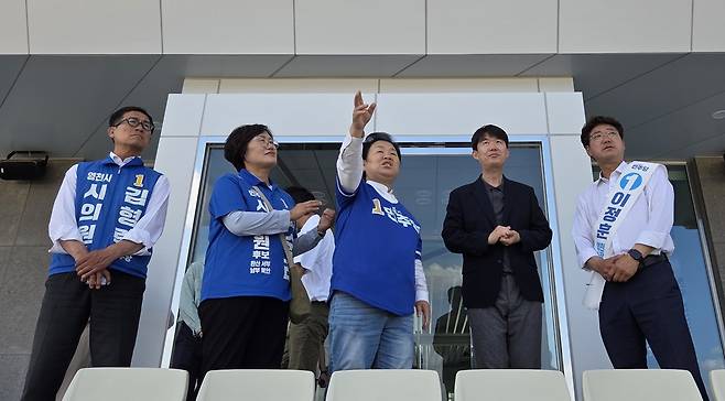 29일 더불어민주당 최고위원인 문정복 의원이 이정훈 영천시장 후보와 최순례(북안,남부,완산,서부) ·김형락(대창,금호,화산,신녕) 시의원후보와 영천경마공원 현장을 방문 했다. 이정훈 선거캠프제공
