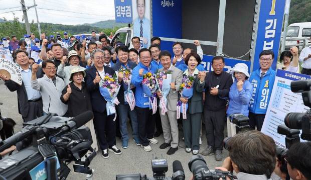 김부겸 대구시장 후보가 28일 대구경북공항 예정지인 대구시 군위군에서 여당 내 공항 추진을 뒷받침할 주요 인사들이 총출동한 가운데 공항의 성공적 추진을 위해 자신을 선택해 줄 것을 호소했다. 김부겸 후보 페이스북