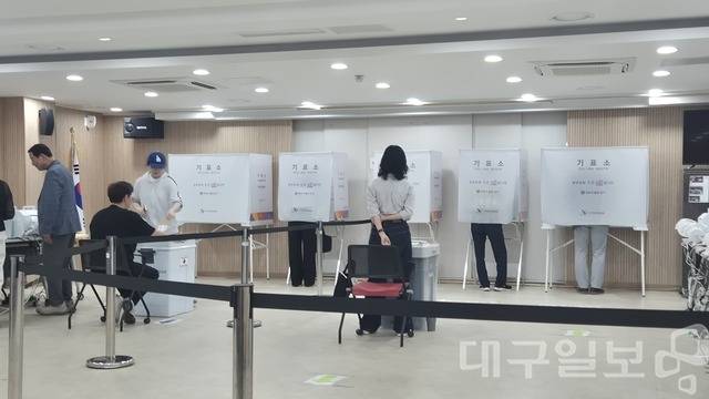 6·3 지방선거 사전투표 첫날인 29일 대구지역 사전투표소는 대체로 차분한 분위기 속에서 운영됐다. 사진은 29일 오전 8시께 내당1동 행정복지센터 사전투표소에 방문한 시민들이 소중한 한 표를 행사하고 있다. 권종민 기자