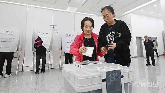 제9회 6·3전국동시지방선거 사전투표가 시작된 29일 유권자들이 광주 북구 용봉동 사전투표소를 방문해 소중한 주권을 행사하고 있다. 양광삼기자 ygs02@mdilbo.com