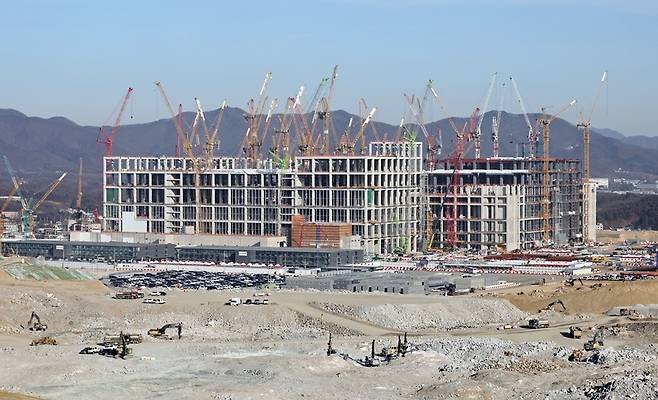 경기도지사·시장 후보들이 6·3 지방선거를 앞두고 반도체·AI 공약을 일제히 전면에 내세우고 있다. 경기도 용인시 처인구 원삼면 용인반도체클러스터 일반산업단지 공사현장. 사진=연합뉴스