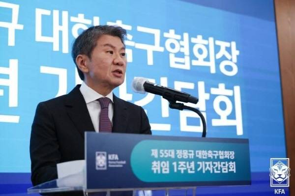 정몽규 대한축구협회장이 북중미 월드컵 종료 후 사퇴하겠다고 밝혔다. 13년 재임 끝에 논란과 비판에 대한 책임을 인정하며 대표팀 지원을 마지막 소임으로 제시했다. [사진=대한축구협회]