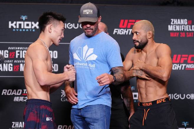송야동(왼쪽)과 데이비슨 피게레도가 신경전을 펼치고 있다. 사진=UFC