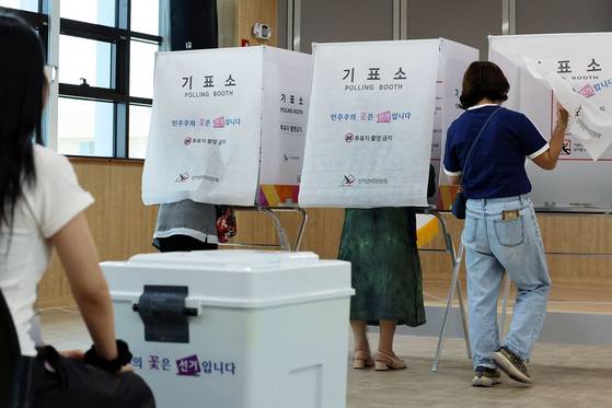 제9회 전국동시지방선거 사전투표 첫날인 29일 광주 서구 농성2동 공공복합청사에 마련된 사전투표소에서 시민들이 투표하고 있다. 〈사진=연합뉴스〉