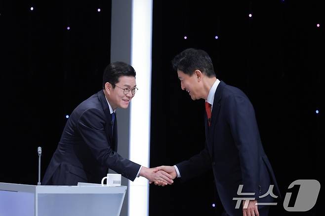 더불어민주당 정원오 서울시장 후보와 국민의힘 오세훈 서울시장 후보가 28일 서울 마포구 SBS프리즘타워에서 열린 제9회 전국동시지방선거 서울시장 후보 초청 토론회에 앞서 악수를 하고 있다. (공동취재) 2026.5.28 ⓒ 뉴스1 김도우 기자