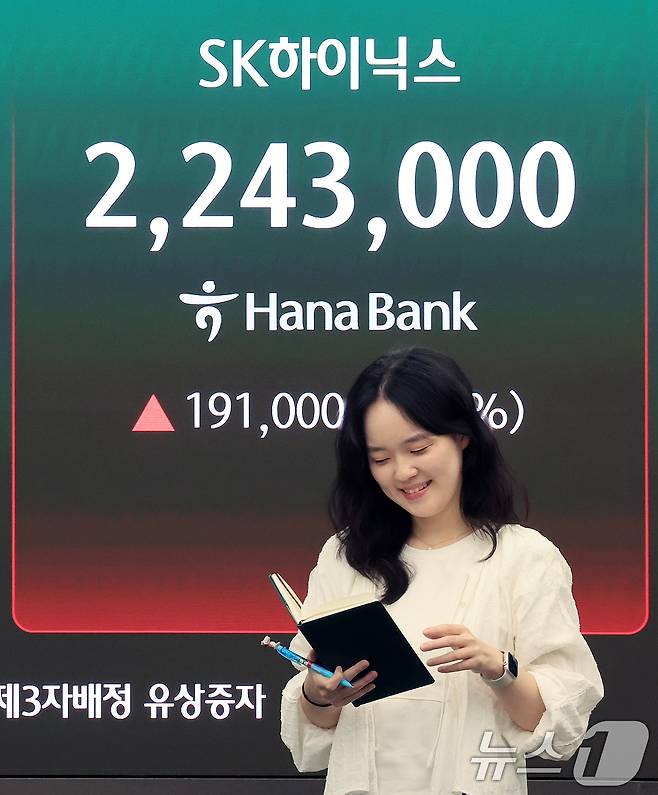 삼성전자와 SK하이닉스가 레버리지 상장지수펀드(ETF)에 출시된 27일 서울 중구 하나은행 딜링룸 현황판에 종가가 표시되고 있다. 2026.5.27 ⓒ 뉴스1 이호윤 기자