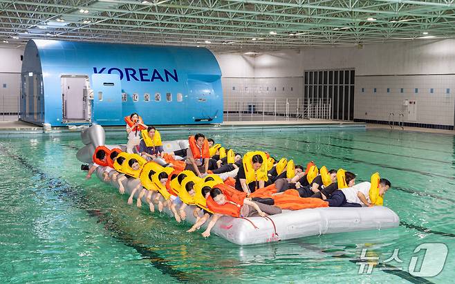 대한항공과 아시아나항공의 통합 비상탈출시범 중 객실승무원들이 대한항공 객실훈련센터에서 구명정 탑승 시범을 진행하는 모습(대한항공 제공)