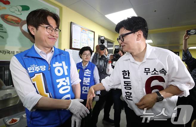 하정우 더불어민주당 부산 북구갑 국회의원 보궐선거 후보(왼쪽)와 한동훈 무소속 부산 북구갑 국회의원 보궐선거 후보가 21일 부산 북구 남산정종합사회복지관에서 열린 콩국수 나눔 행사에 참석해 인사하고 있다. 2026.5.21 ⓒ 뉴스1 윤일지 기자