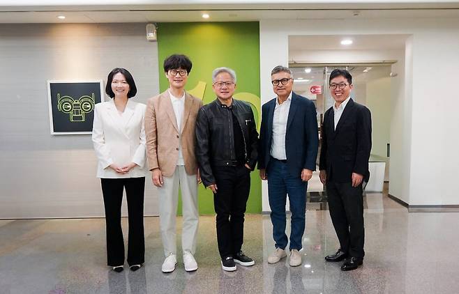 왼쪽부터 최수연 네이버 대표, 이해진 네이버 이사회 의장, 젠슨 황 엔비디아 최고경영자(CEO), 제이 퓨리 엔비디아 총괄 부사장, 김유원 네이버클라우드 대표(사진=네이버 제공)