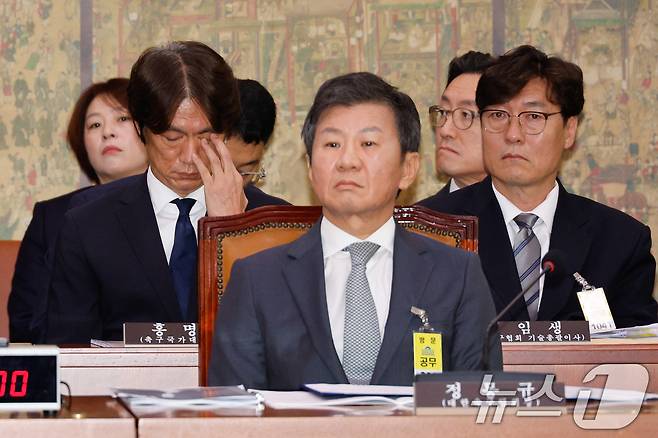 국회에 온 정몽규 대한축구협회장(앞)과 홍명보 축구대표팀 감독(왼쪽). 2024.9.24 ⓒ 뉴스1 안은나 기자