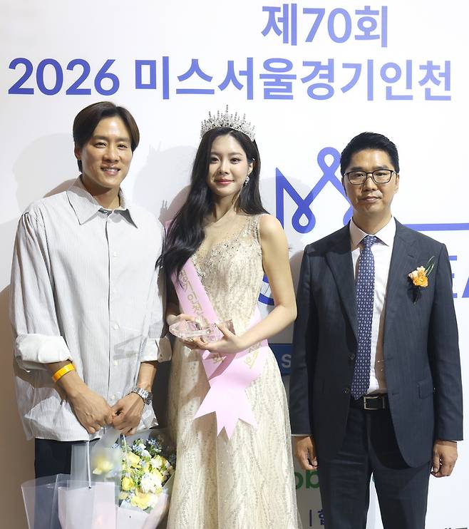 농구 스타 우지원과 그의 딸 우서윤이 ‘제70회 미스서울경기인천 선발대회’에서 선(善)의 영예를 안은 뒤 (주)데일리랩스 유재용 부대표와 함께 사진촬영 하고있다.