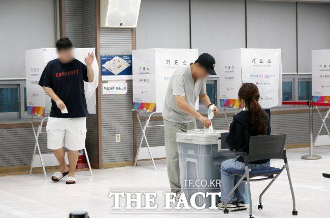 29일 오전 6시 30분 용인시 상하동 사전투표소에서 시민들이 투표를 하고 있다. /박아론 기자