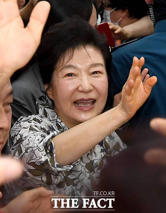 시민들에게 손 흔드는 박 전 대통령.