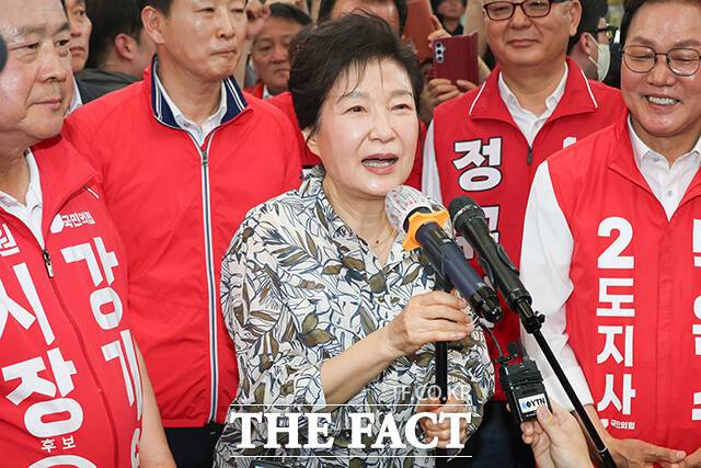강 후보와 박 후보 지지 발언하는 박 전 대통령.