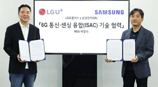 LG유플러스가 삼성전자와 통신 센싱 융합 기술 연구개발 협력을 위한 양해각서를 체결했다. 지난 27일 서울 강서구 LG사이언스파크 마곡사옥에서 열린 협약식에 이상엽 LG유플러스 CTO와 정진국 삼성리서치 차세대통신연구센터장이 기념촬영을 하고 있다. (사진=LG유플러스)
