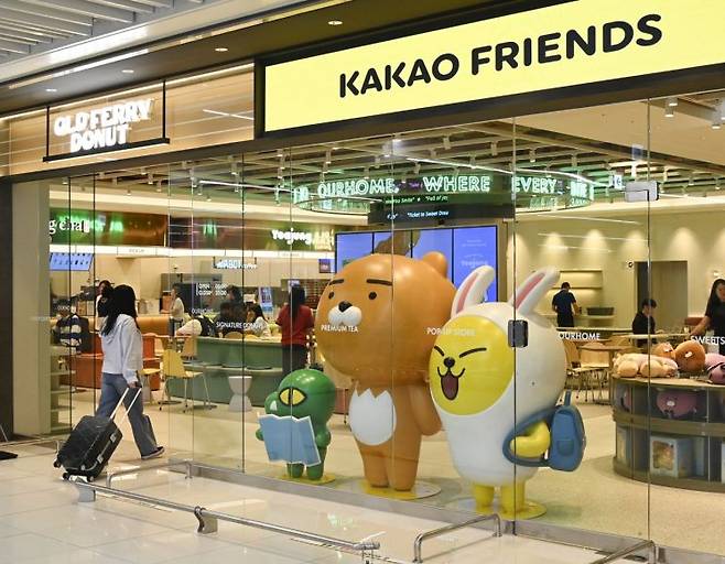 29일 김포공항 국내선 도착장 인근에 새롭게 마련된 상업시설에서 이용객들이 쇼핑과 휴식을 즐기고 있다. 김포공항