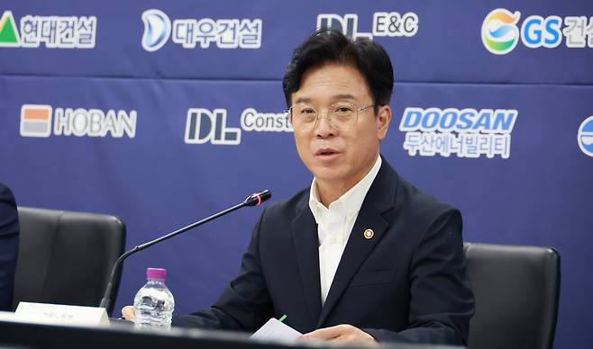 김영훈 고용노동부 장관이 29일 서울 중구 직업능력심사평가원에서 폭염 대비 온열질환 예방을 위해 시공순위 상위 20대 건설사 대표이사들과 간담회를 하고 있다. /고용노동부 제공.