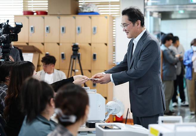 이재용 삼성전자 회장이 제9회 전국동시지방선거 사전투표 첫날인 29일 오전 서울 용산구 한남동주민센터에 마련된 사전투표소에서 투표용지를 받고 있다. 2026.5.29/뉴스1