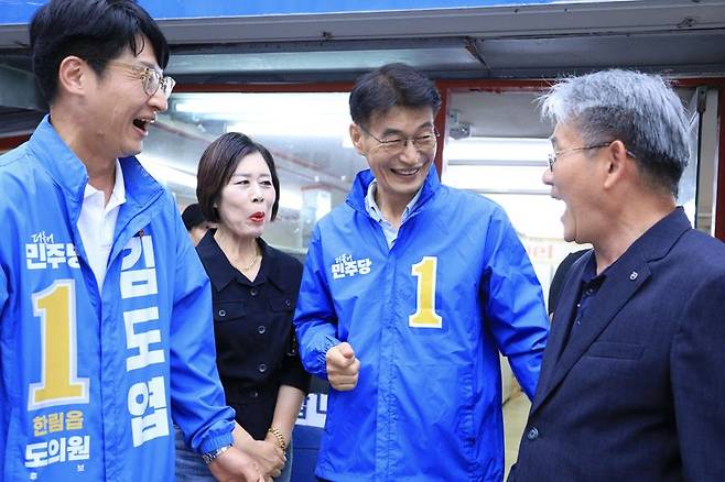 문대림 더불어민주당 국회의원이 28일 제주시 한림읍 선거구 김도엽 후보 총력 유세 현장에서 유권자들과 인사를 나누고 있다. 문 의원은 제주도당 공동선대위원장으로서 제주시 서부권 주요 격전지를 돌며 민주당 후보 지원에 나섰다. /사진=문대림 의원실 제공