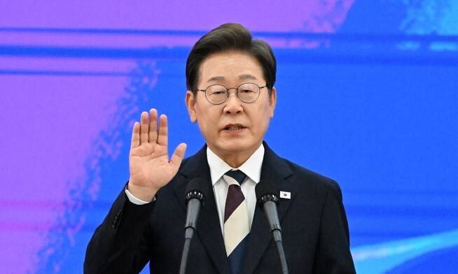 이재명 대통령이 4일 오전 국회 로텐더홀에서 열린 제21대 대한민국 대통령 취임 선서를 하고 있다. 공동취재사진