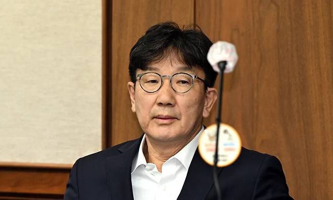 권성동 국민의힘 의원이 지난해 11월3일 서울 서초구 서울중앙지법에서 열린 통일교로부터 불법 정치자금을 수수한 혐의 사건 1차 공판에 출석해 재판을 기다리고 있다. 사진공동취재단