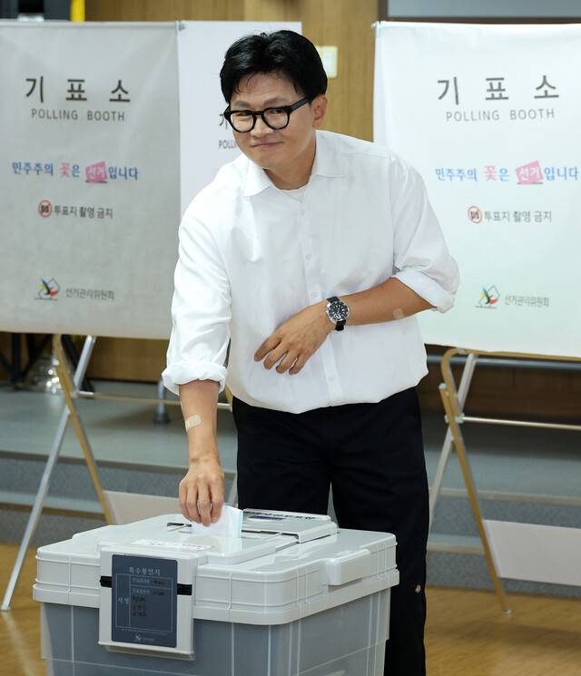 한동훈 무소속 부산 북갑 국회의원 보궐선거 후보가 29일 오전 부산 북구 만덕2동 행정복지센터에 마련된 사전투표소에서 투표하고 있다. 연합뉴스