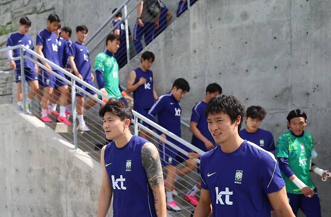 김민재(왼쪽) 조규성을 비롯한 한국 축구대표팀 선수들이 28일 미국 유타주 솔트레이크시티 인근 헤리먼의 자이언스뱅크 트레이닝센터에서 훈련장으로 이동하고 있다. 헤리먼=연합뉴스