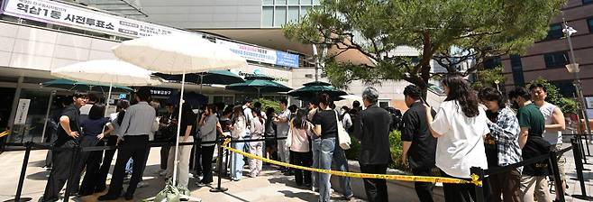 제9회 전국동시지방선거 사전투표 첫날인 29일 서울 강남구 역삼1동주민센터 사전투표소에 유권자들이 투표를 위해 줄지어 서 있다. 강예진 기자